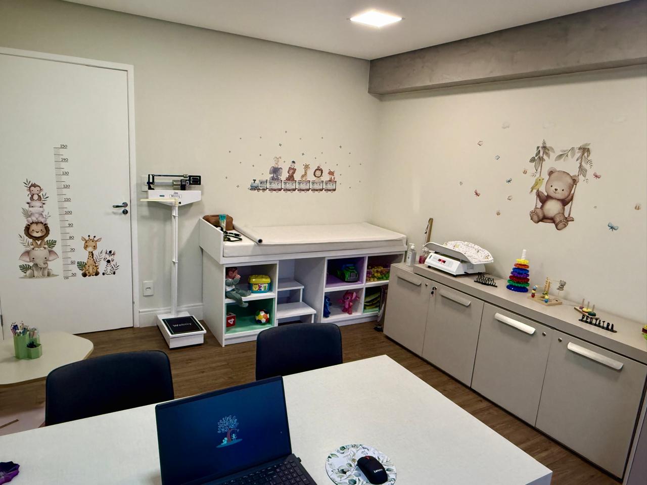 Consultório pediátrico da Dra. Heloisa Vianello na Clínica Ponto Ser, em Alphaville, Barueri.