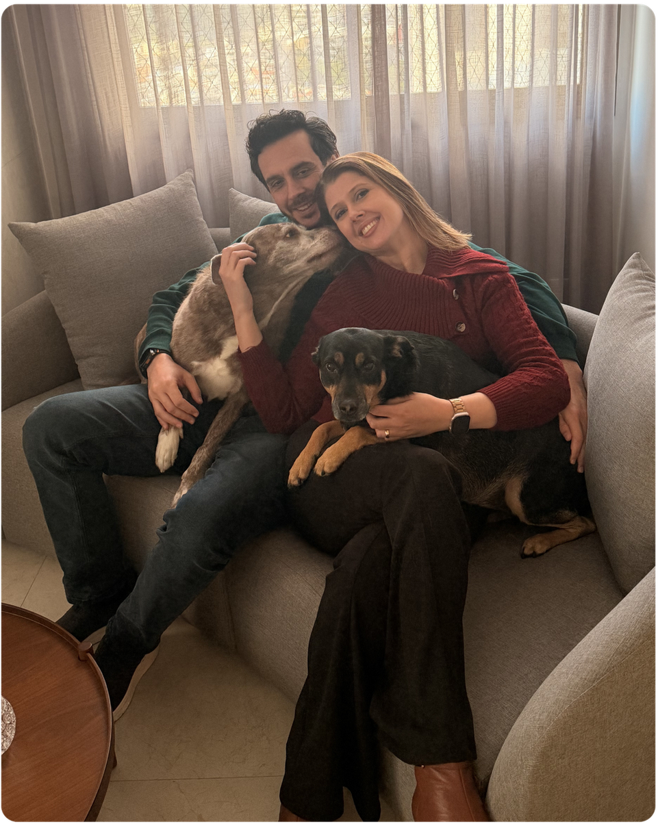 Dra. Heloisa Vianello com seu marido, Diego e as peludinhas Amora e Framboesa.